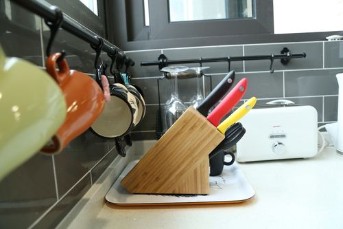 78平简约公寓的厨具收纳哲学 挂件让空间与效率翻倍